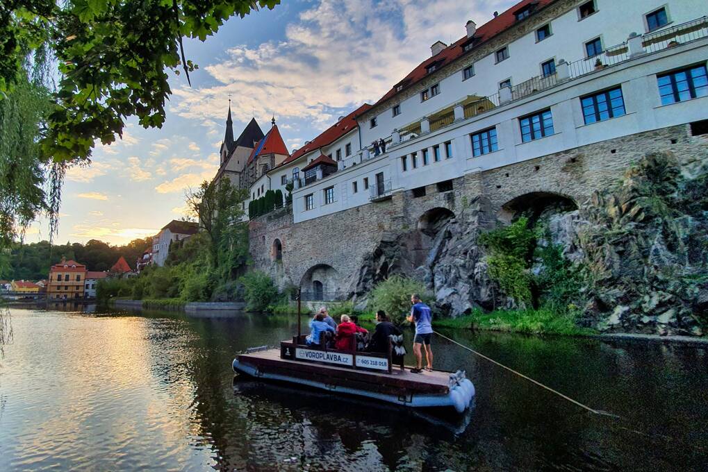 Historisches Floß auf der Moldau mit Panorama von Krumau – Romantik und Charme der Geschichte in einem
