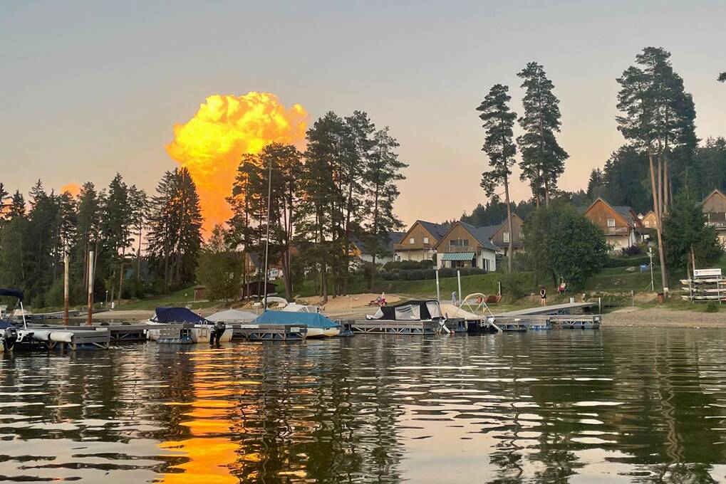Molo Lipno Club s odrazem západu slunce na hladině Lipna