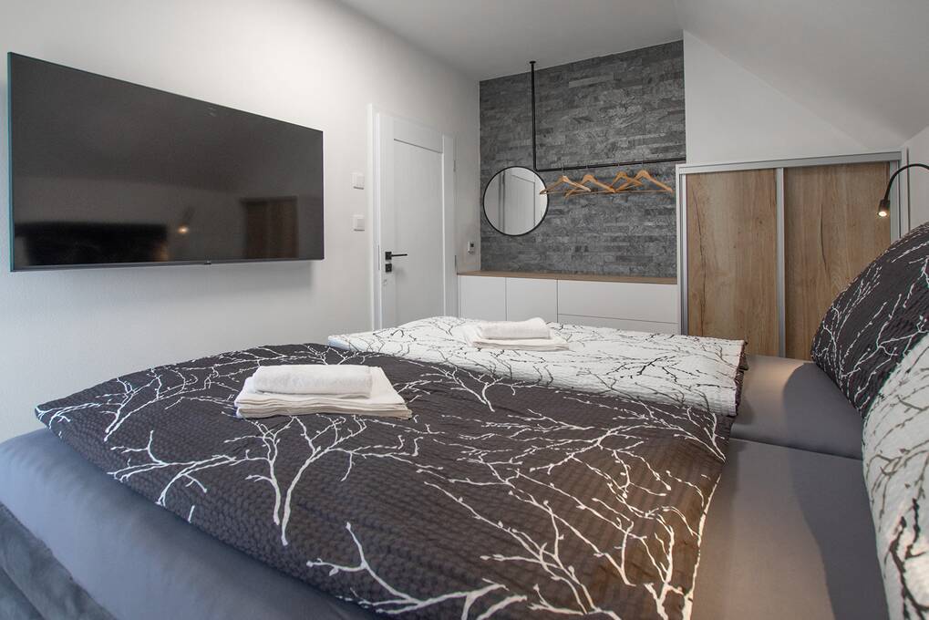 Ein professionell eingerichtetes Schlafzimmer mit atemberaubendem Blick auf den Lipno-See - Lipno Club