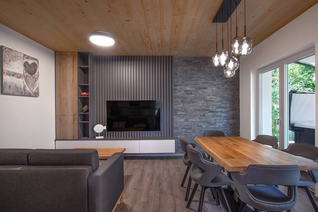 Ein geräumiges und modern ausgestattetes Wohnzimmer des Hauses Lukas inmitten der Böhmerwälder Natur - Lipno Club