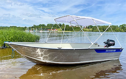 Hliníkový člun pro rybáření na Lipně