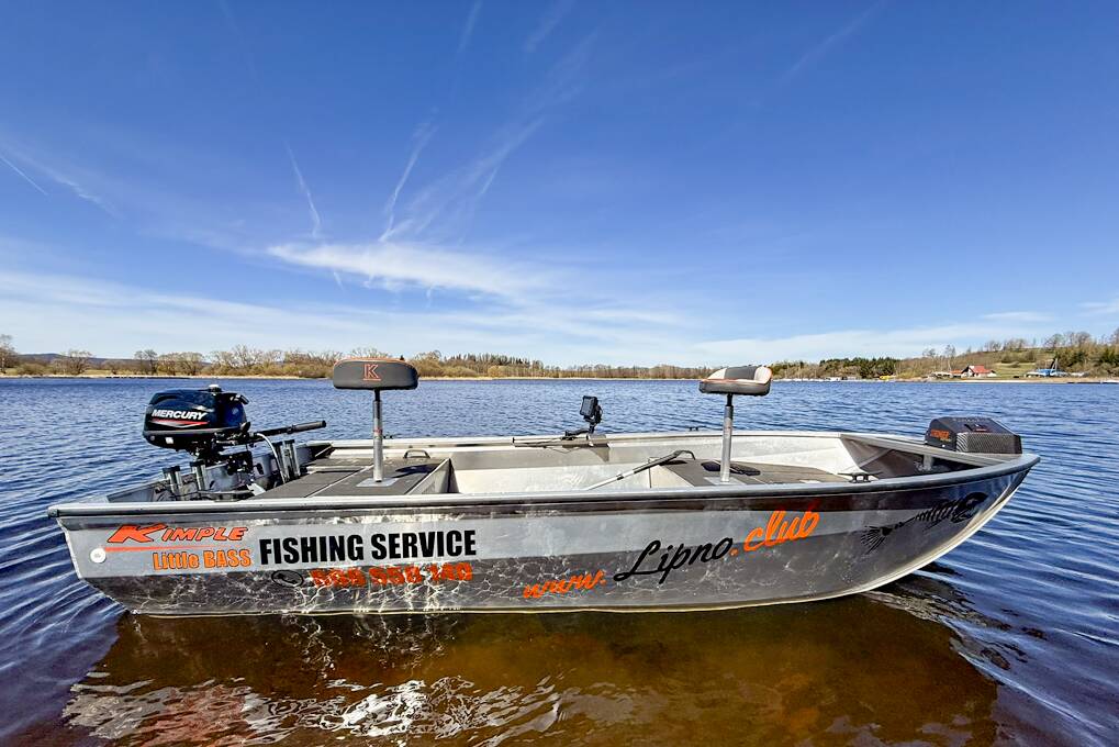 Das Boot BASS mit dem Motor Mercury 5 HP – ideal für Sportangeln auf dem Lipno-See ohne Bedarf des Führerscheines