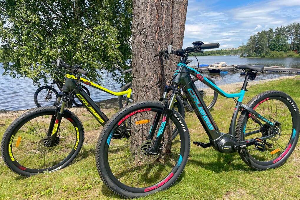 Moderne Elektrofahrräder Crussis aus dem Verleih Lipno Club – komfortable und leistungsstarke Fahrräder für Radtouren rund um den Lipno-See