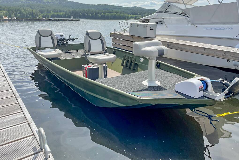 Das Motorboot LUGAFO mit Echolot und elektrischem Anker – die perfekte Wahl für Fischer am Lipno-See.
