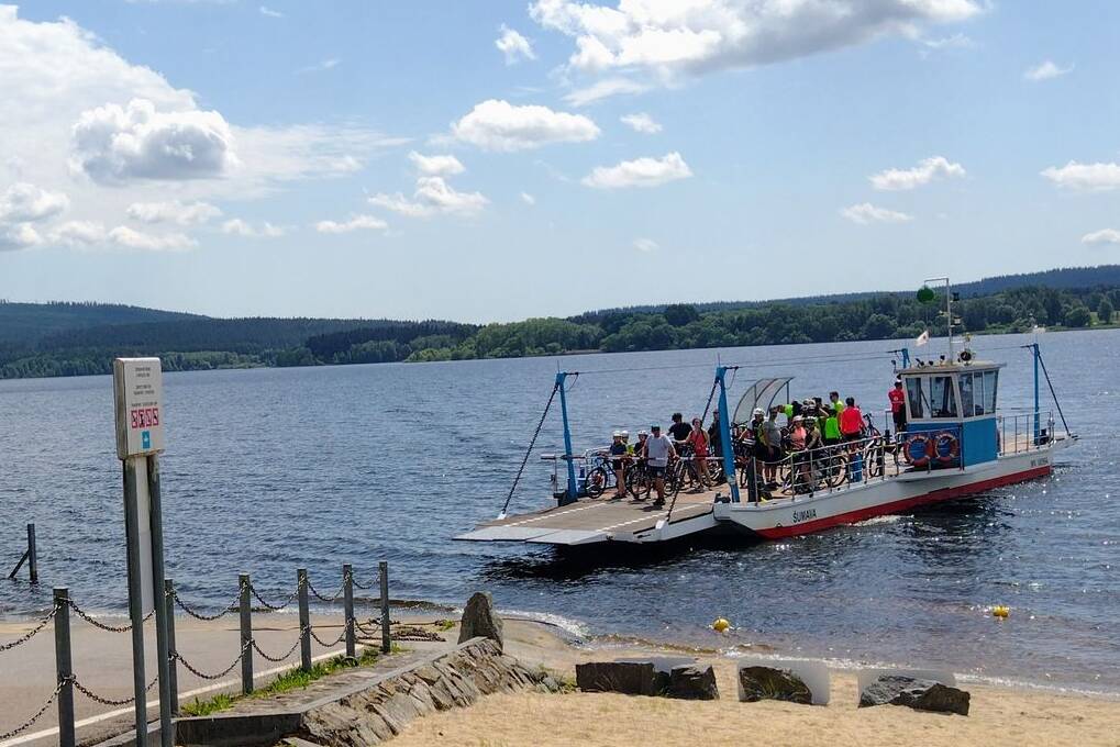 Fähre für Radfahrer und Fußgänger am Lipno-See – bequemer Transport von Fahrrädern und Personen über den See