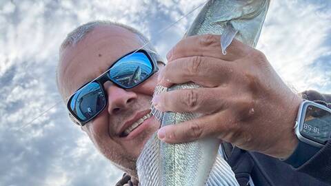 Zander gegen Himmel – Momentaufnahme vom Angeln am Lipno-See