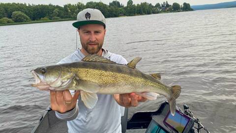 Ein schöner Zander, der im Lipno-See gefangen wurde – Ein wunderschöner Fang aus den Tiefen des Lipno-Stausee