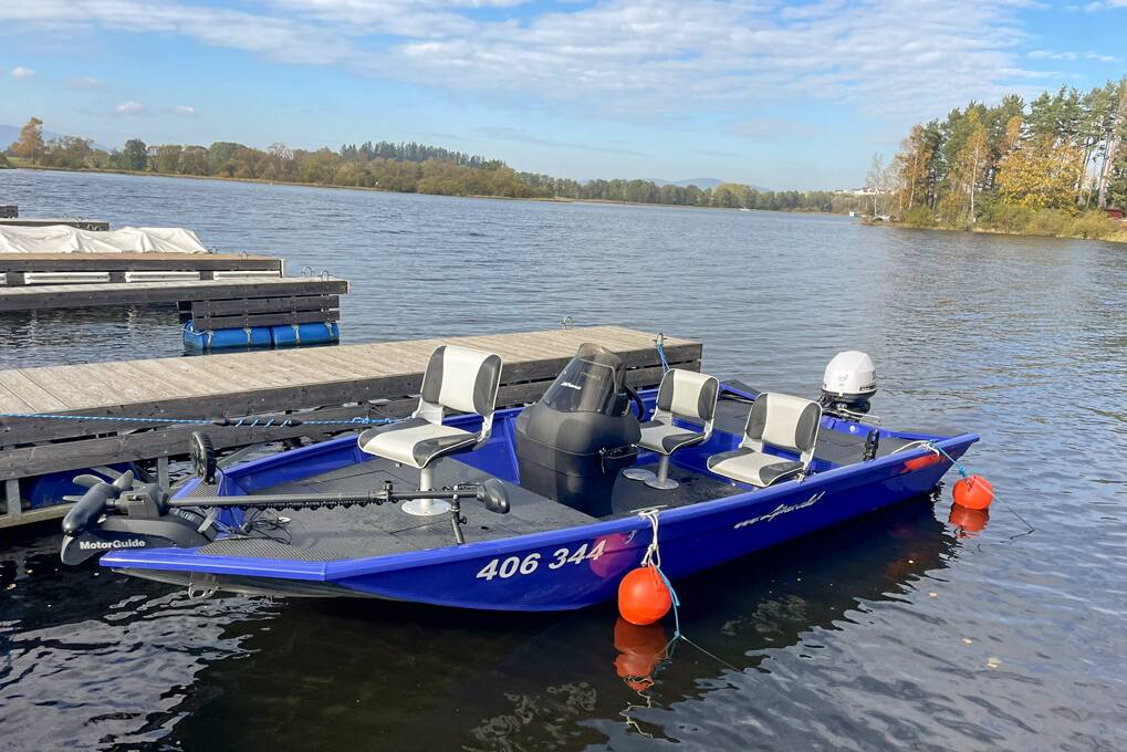 Plně vybavená rybářská loď na Lipně s echoloty a tichým elektromotorem pro efektivní lov