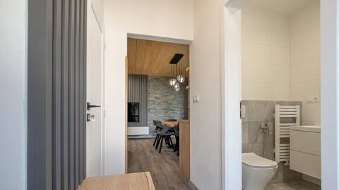 Blick vom Vorzimmer ins Wohnzimmer und Badezimmer im Haus Lukas – eine komfortable Unterkunft am Lipno-See - Lipno Club