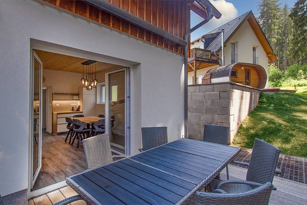 Sicht an die Terrasse des Adalbert-Hauses inmitten der Böhmerwälder Natur - Lipno Club